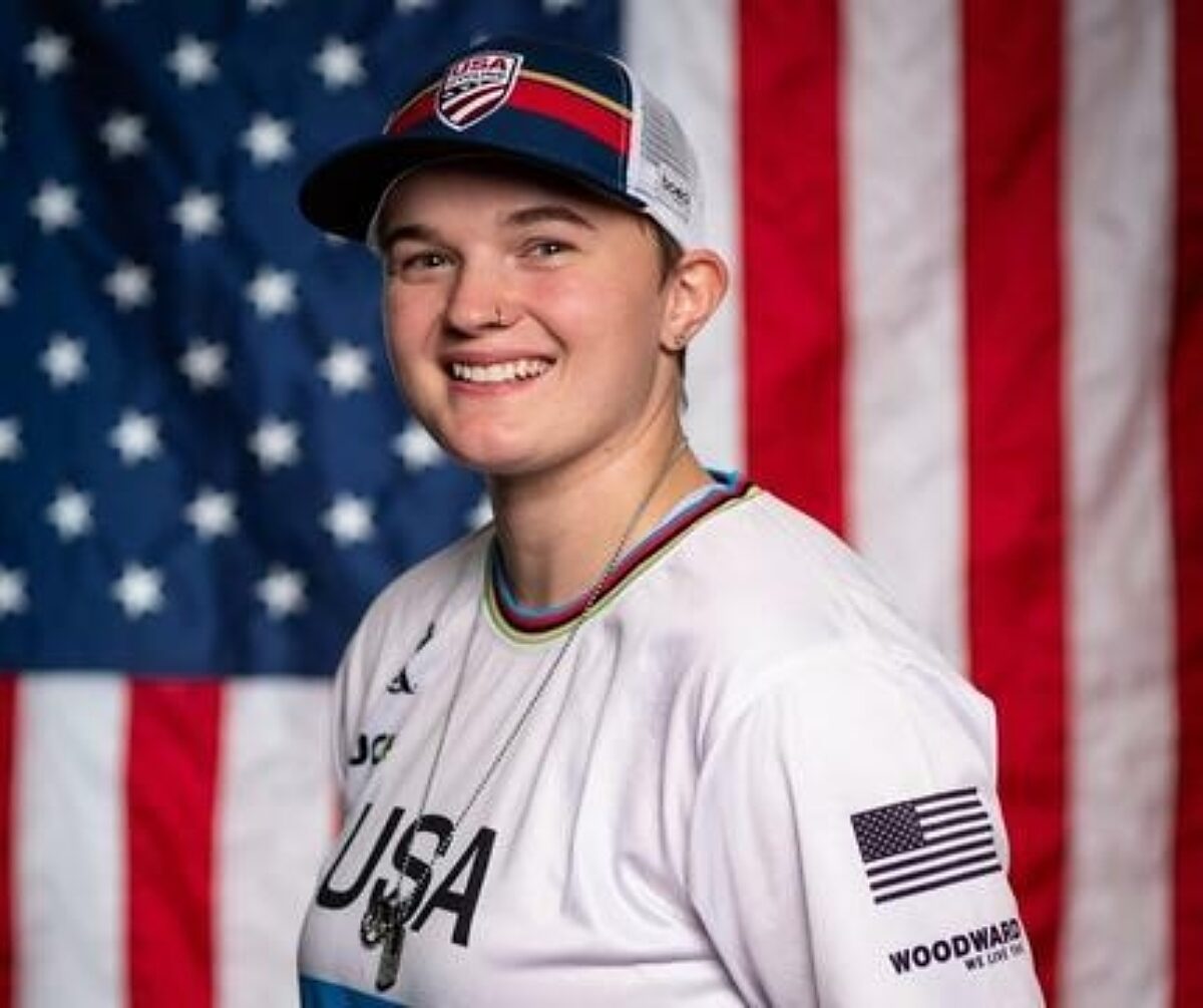 Hannah Roberts Headshot23 430x360